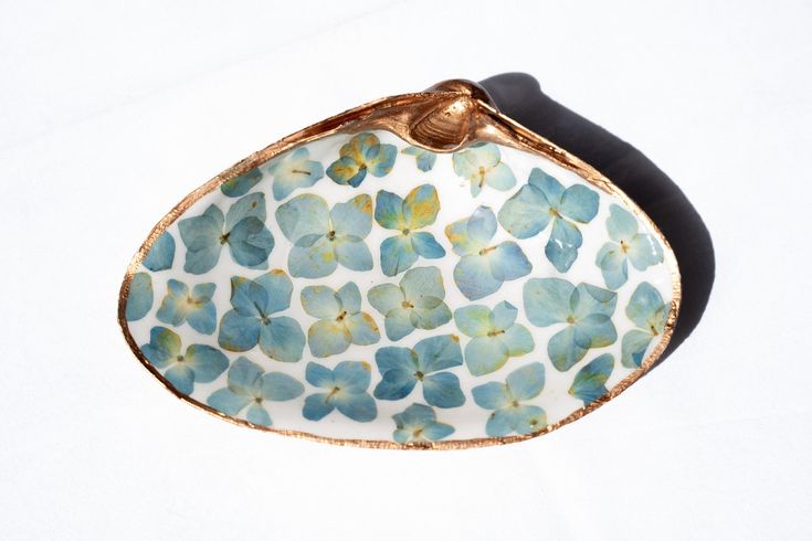 Decoupage Clam Shells – by The Joyful Penguin